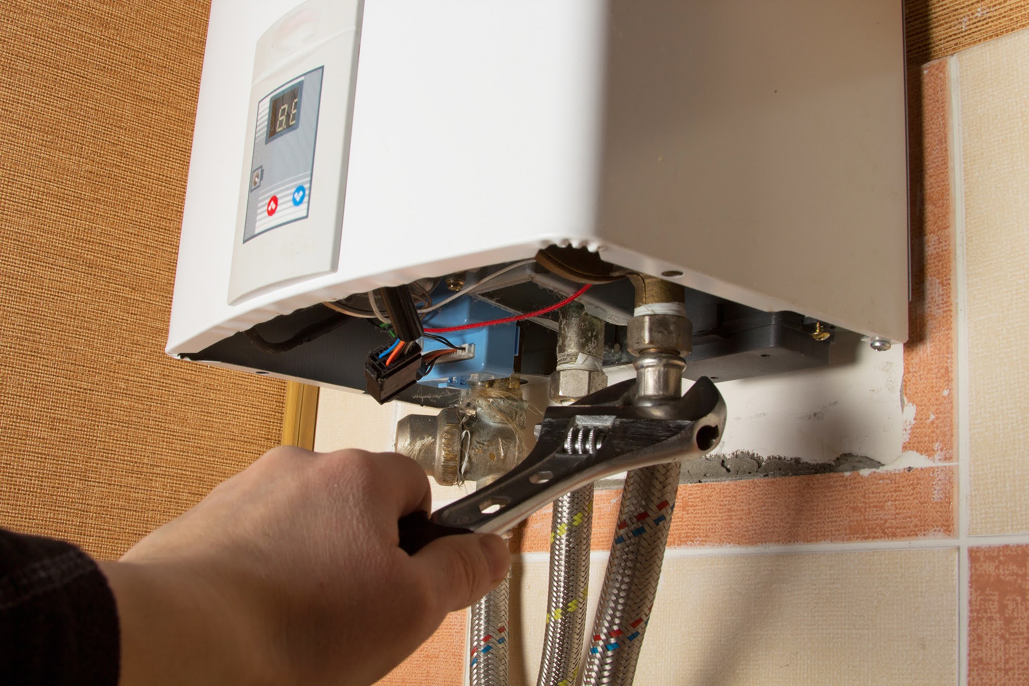 Experienced plumber performing a water filtration system installation in Highland Park, TX